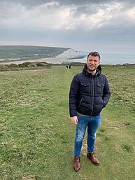 THE BRITISH SHOP unterwegs in East Sussex: Robert Siebel unterwegs am Kreidefelsen Seven Sisters