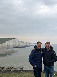 THE BRITISH SHOP unterwegs in East Sussex: Freunde unterwegs am Kreidefelsen Seven Sisters