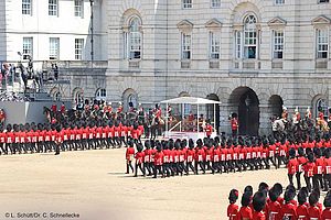 Die Truppen marschieren am Prince of Wales vorbei.