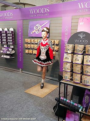 Ein Mädchen zeigt auf einem Messestand einen typisch irischen Tanz.