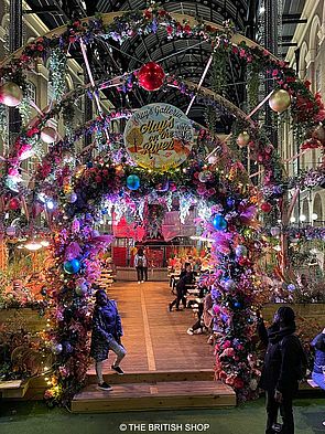 Farbenprächtige Weihnachtsdekoration mit roten Kugeln in der Hay's Galleria