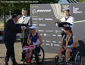 Medaillenübergabe an zwei US-Amerikanerinnen