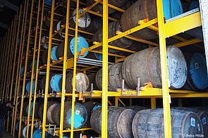 Eingelagerte Whiskyfässer Eingelagerte Whiskyfässer