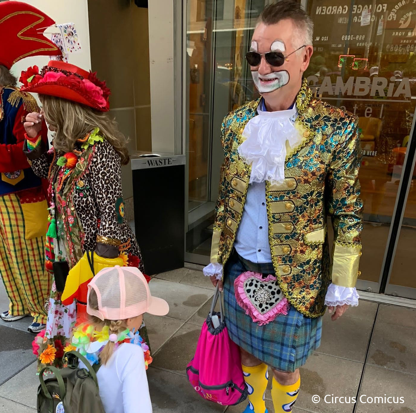 Der 1. Vorsitzende vom Circus Comicus trägt einen Kilt von O'Neil of Dublin bei der Steuben-Parade 2022 in New York