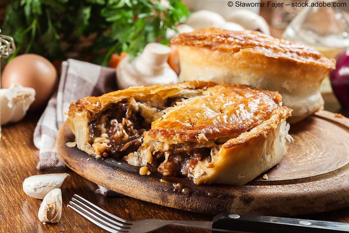 Frisch gebackener Beef Pie auf einem Holzbrett