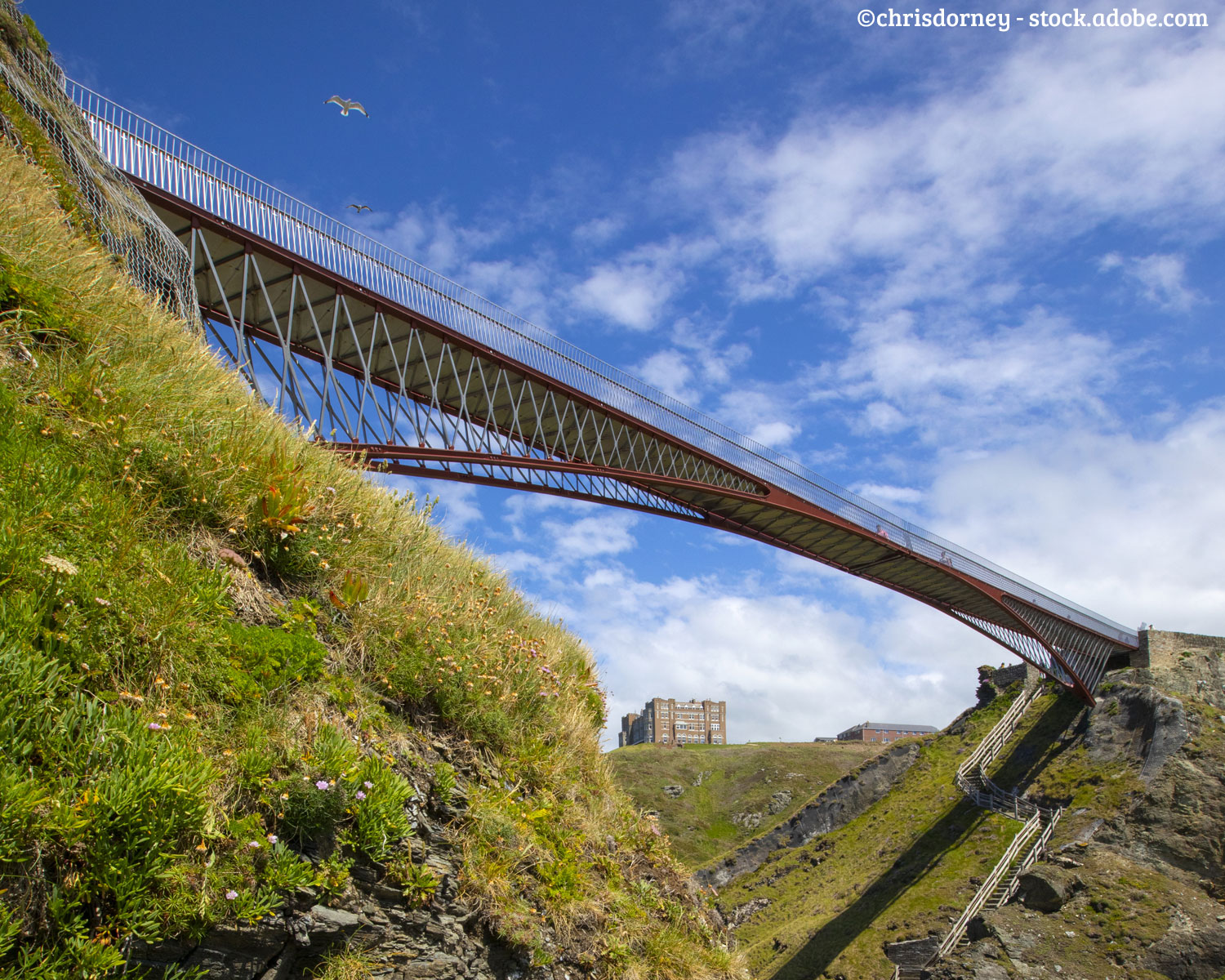 Für Schwindelfreie: Auf Stahl und Schiefer hinüber zum Tintagel Castle