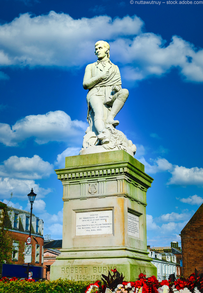 Robbie Burns-Statue vor blauem Himmel in Dumfries, Schottland. 