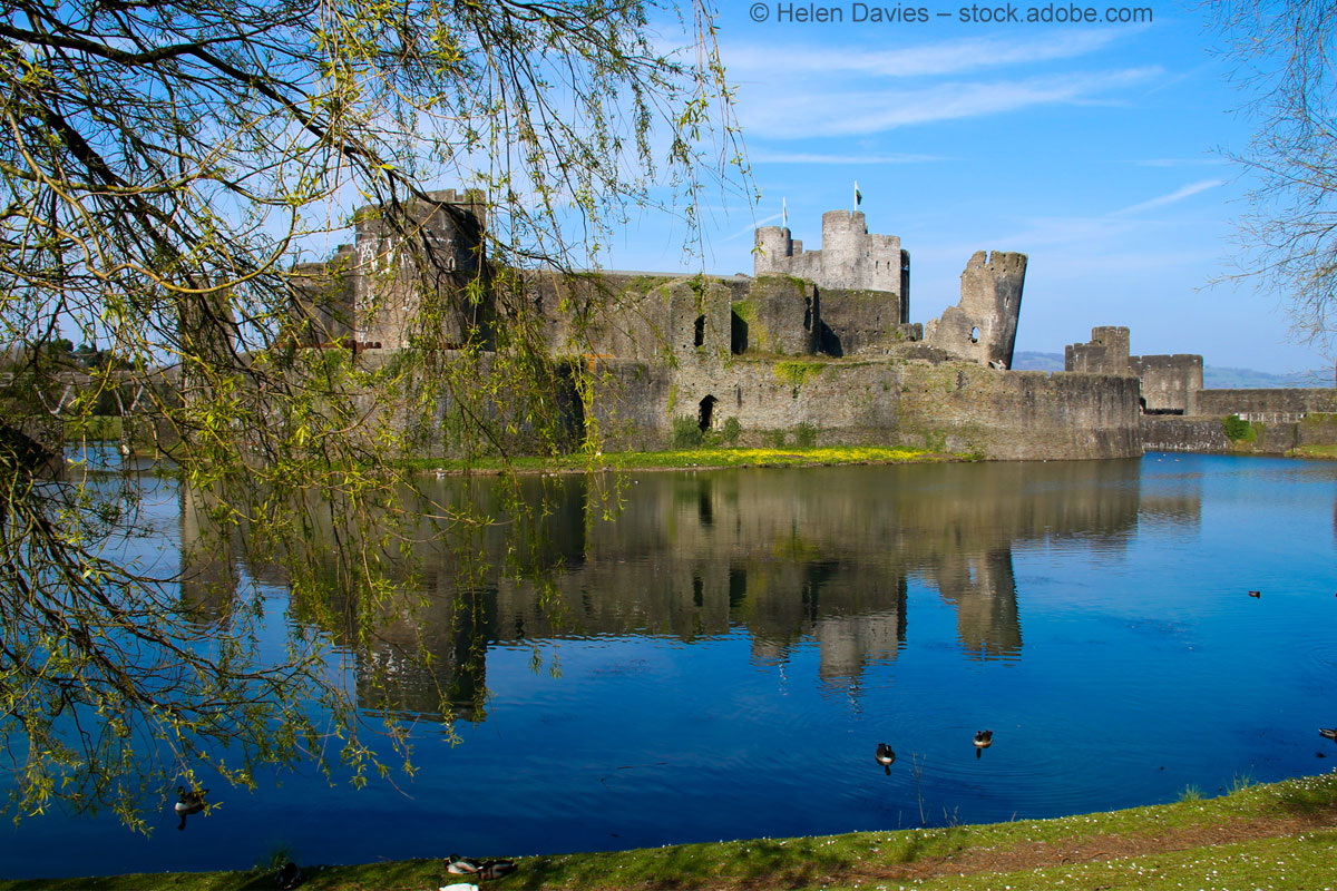 Caerphilly Castle in Wales: Ein riesiges Meisterwerk mit schiefem Turm