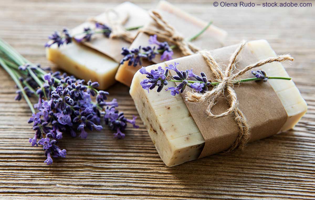 Drei handgemachte Seifenstücke mit Lavendel-Dekoration