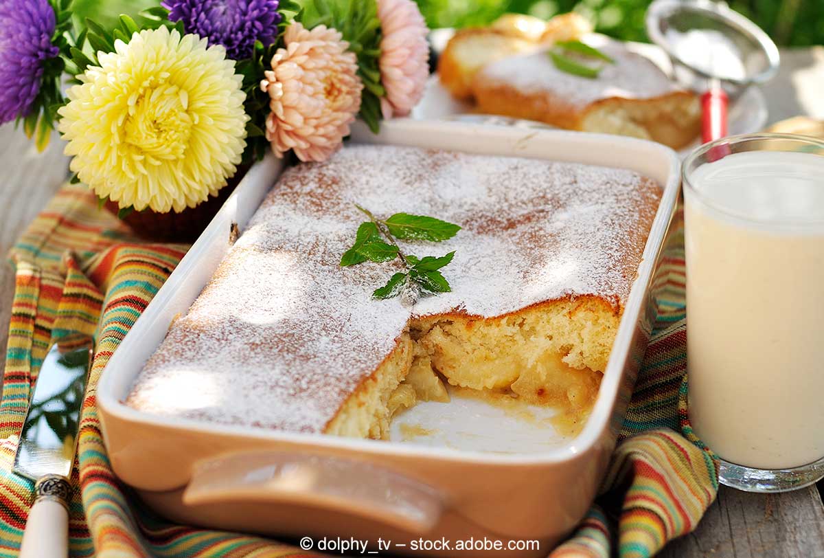 Gebackener Eve's Pudding in einer ofenfesten Auflaufform
