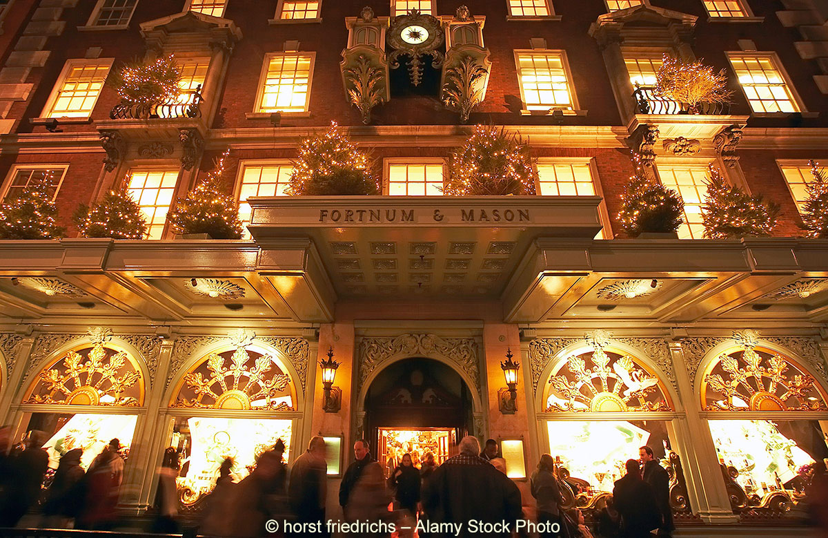 Beleuchtete Außenfassade des Warenhauses Fortnum und Mason in London zur Weihnachtszeit