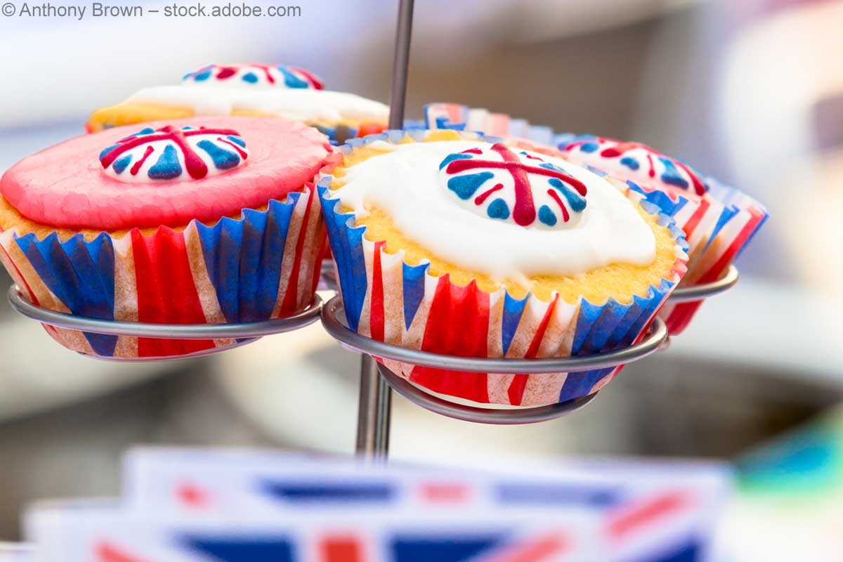 Mit Union Jack dekorierte Muffins, die auf einer Etagere platziert sind