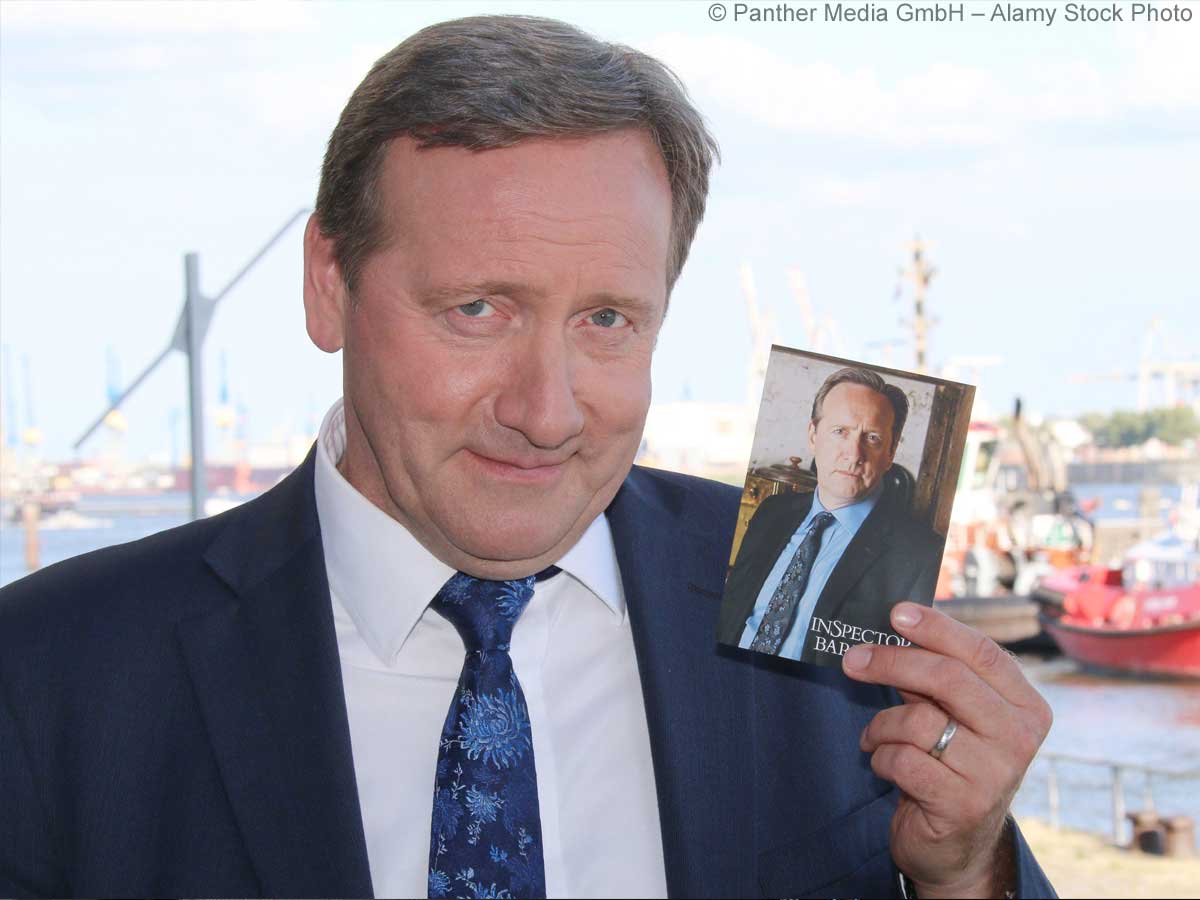 Neil Dudgeon zeigt bei einer Autogrammstunde zur TV-Serie "Inspector Barnaby" eine Autogrammkarte