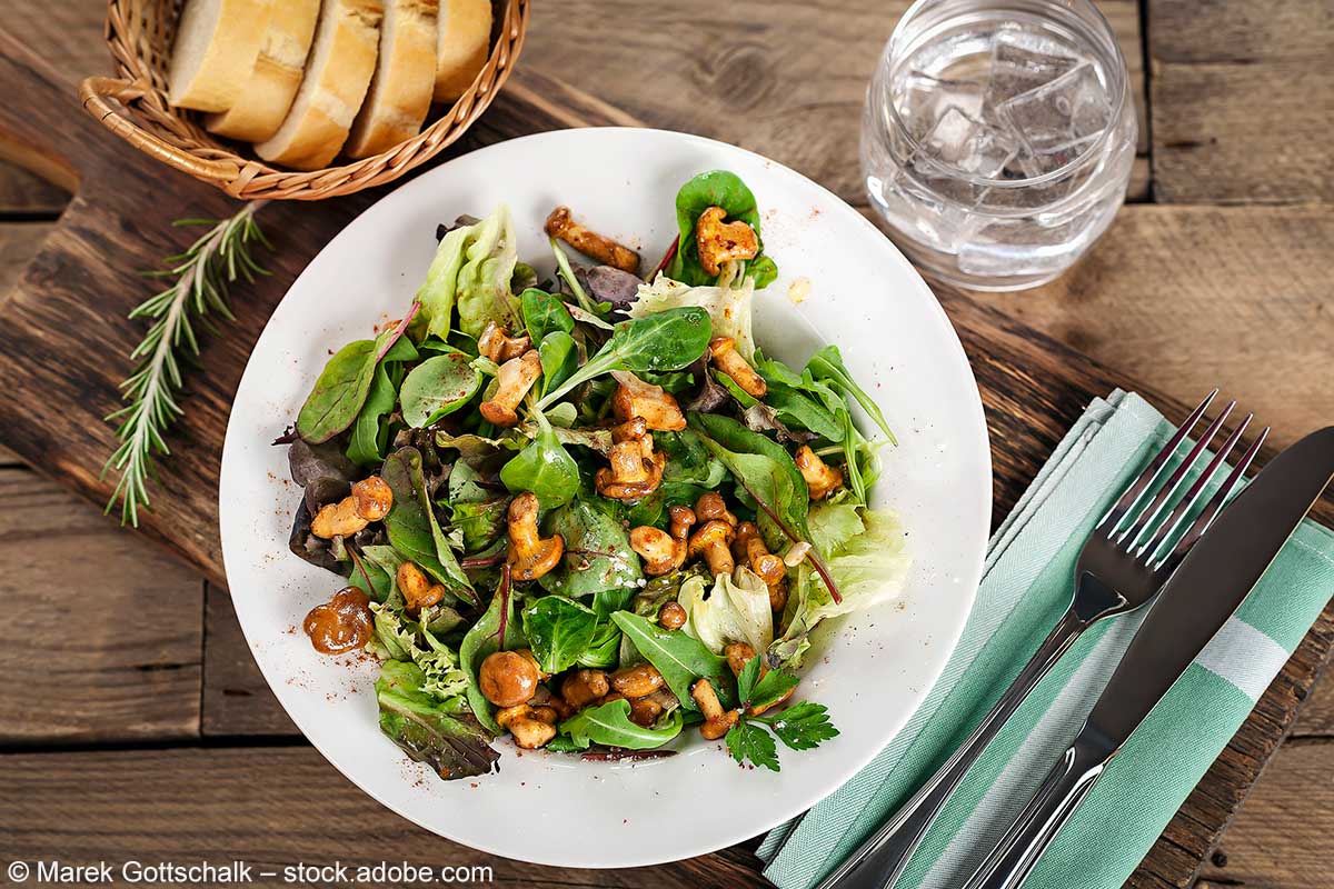 Feldsalat mit gebratenen Pilzen