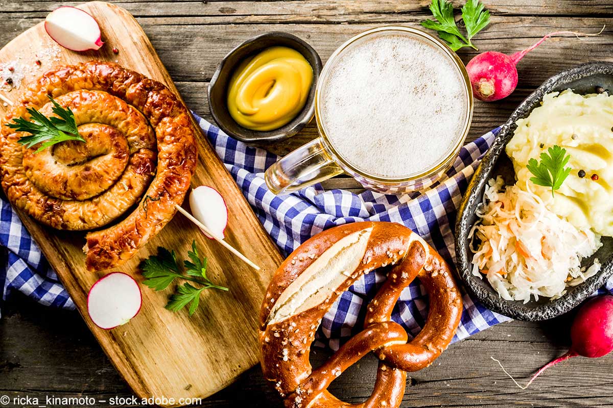 Oktoberfestmenü: Bretzeln, Bratwurst, Senf, Sauerkraut, Kartoffelmus Oktoberfestmenü: Bretzeln, Bratwurst, Senf, Sauerkraut, Kartoffelmus
