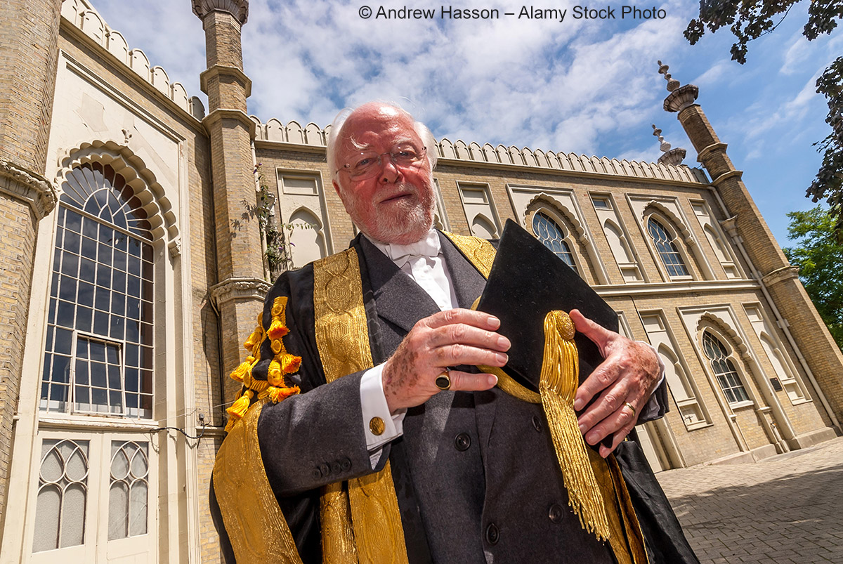 Richard Attenborough vor dem Brighton Dome