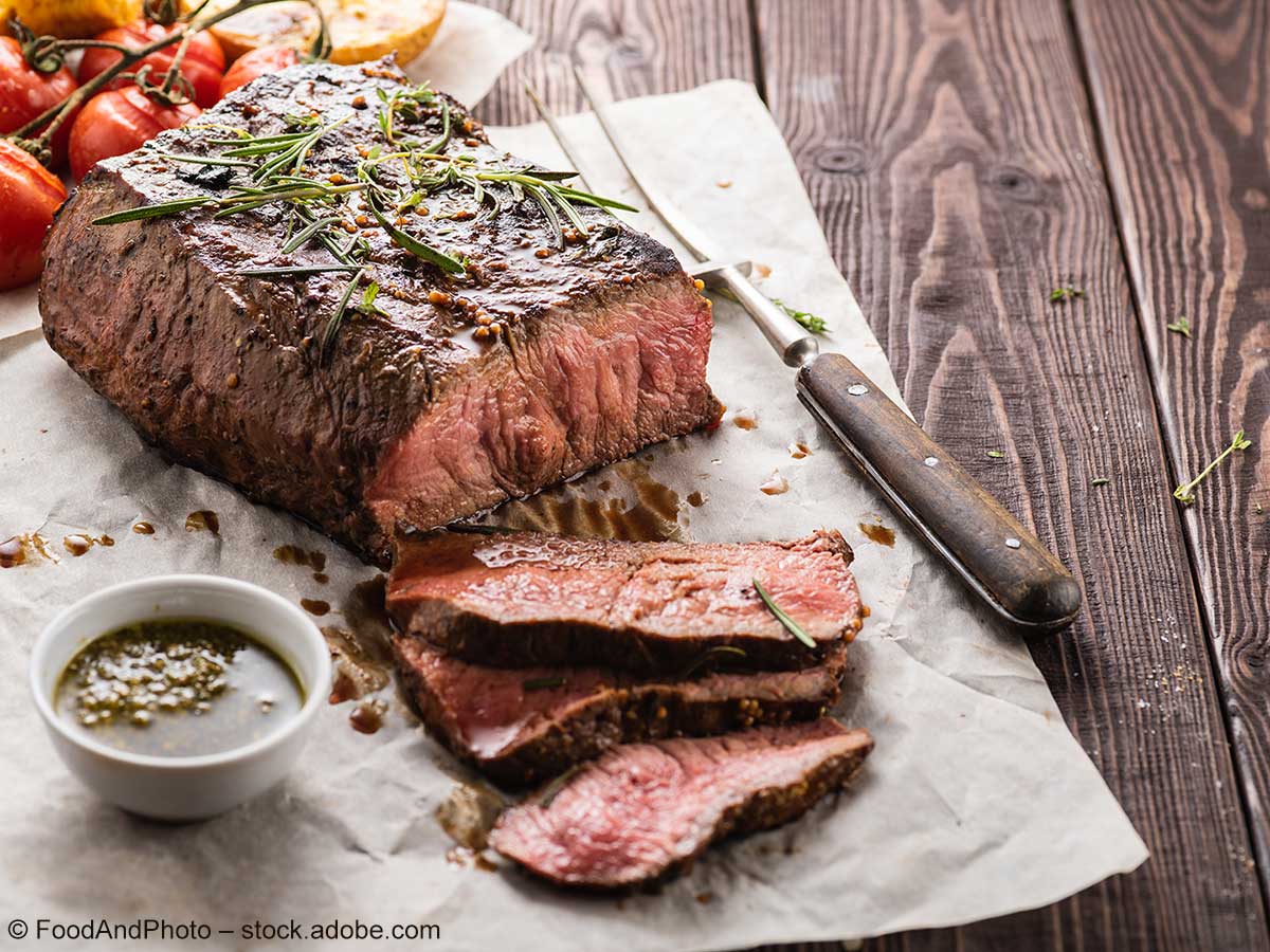 In Scheiben geschnittenes Roastbeef mit Grillgemüse und Gewürzsauce