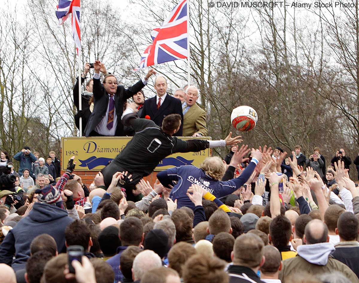 Balleinwurf beim Shrovetide Football in Ashbourne