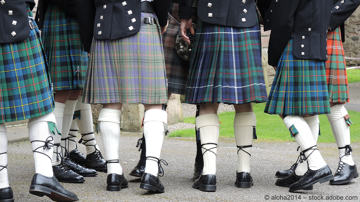 Mehrere Männer in schottischen Kilts