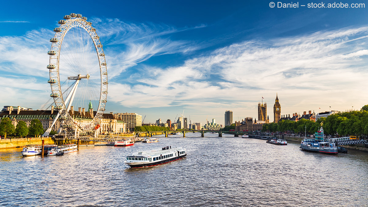 Blick auf die Themse in London mit London Eye, Ausflugsschiff und Houses of Parliament Blick auf die Themse in London mit London Eye, Ausflugsschiff und Houses of Parliament