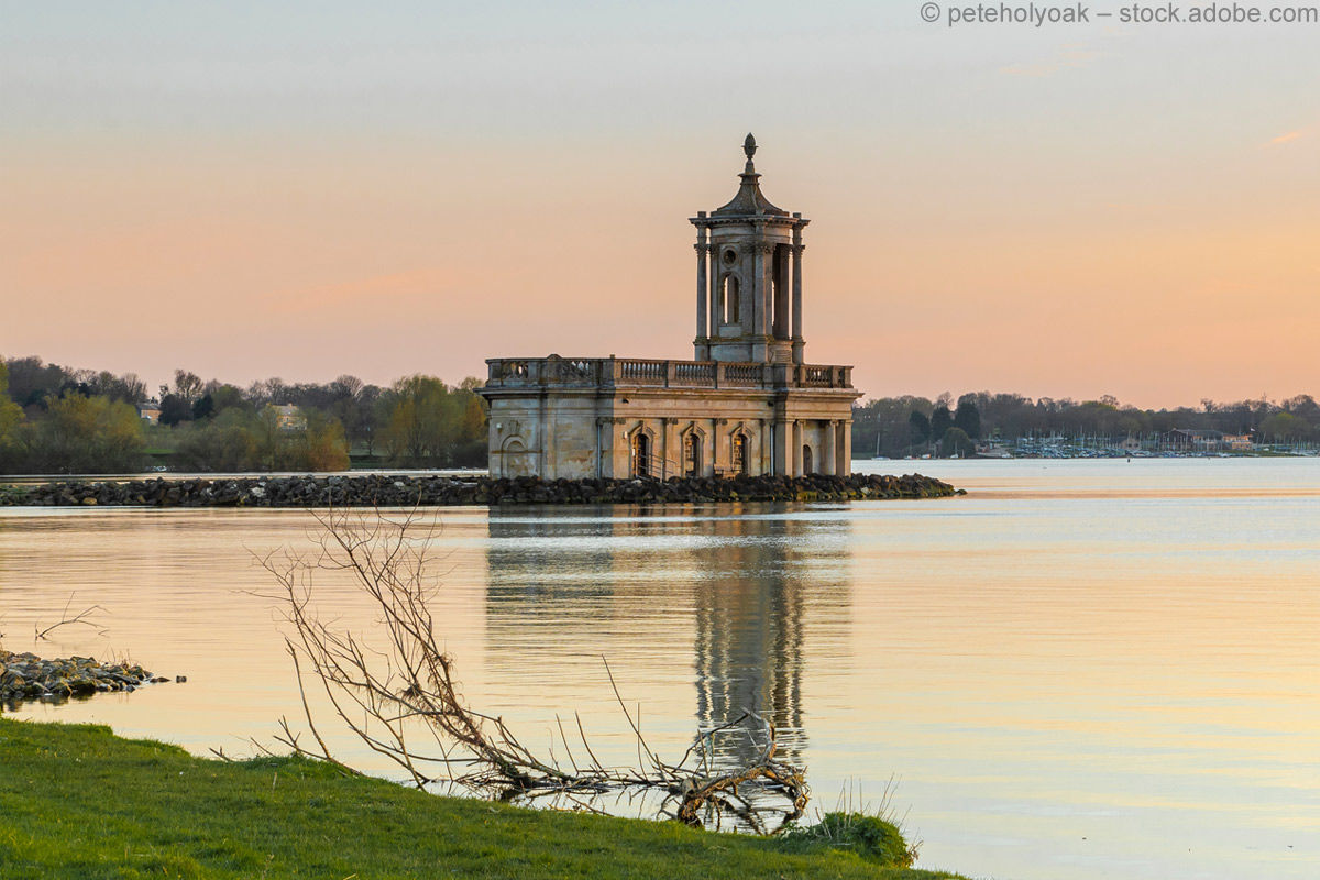 Die Kirche St. Matthews in Normanton, die im Reservoir Rutland Water steht.